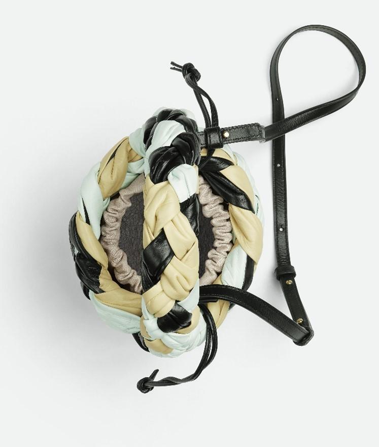 A handbag with a braided strap

Description automatically generated